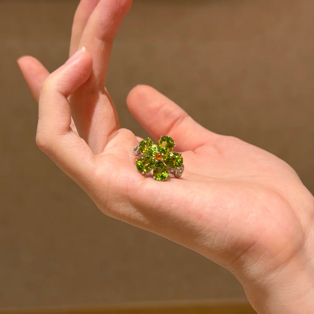With Elegant Colorful Crystals In Apple Green Zircon On Pork Ring