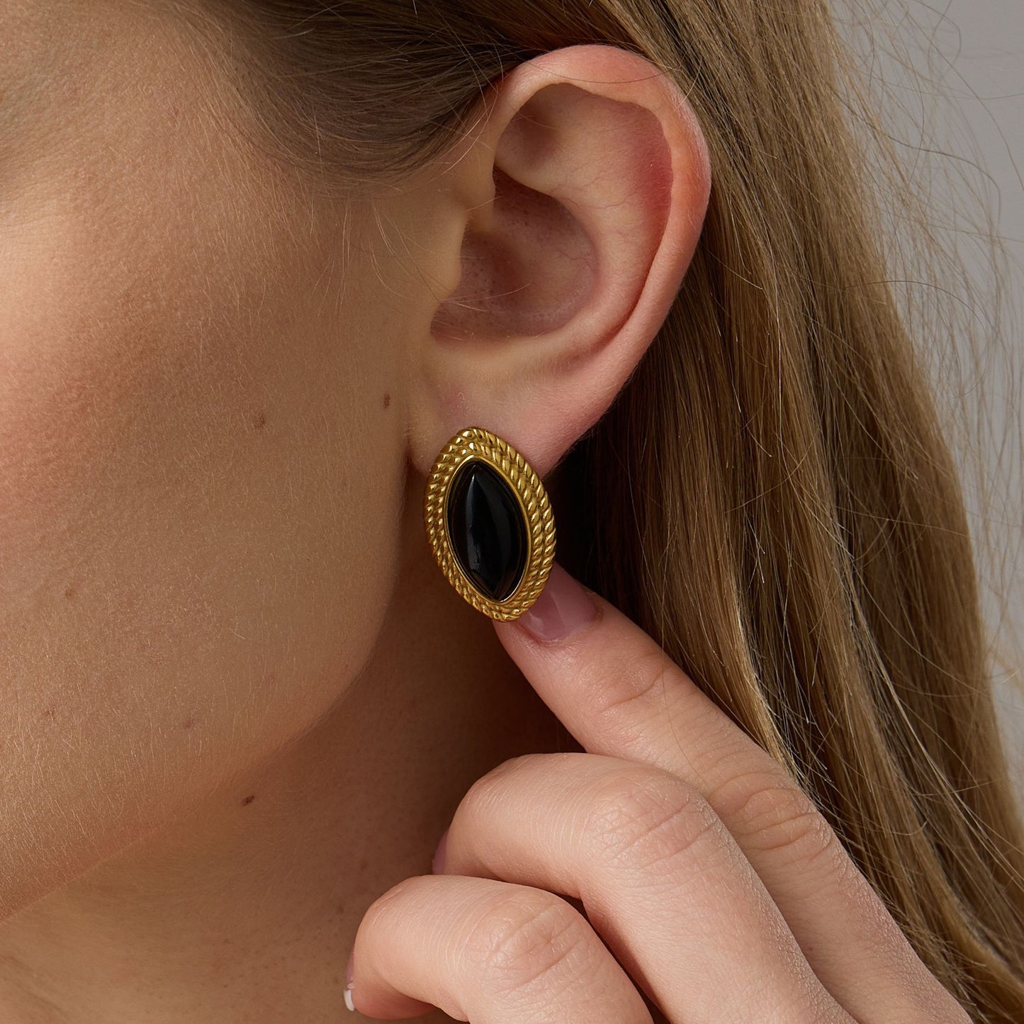 Women's Black Horse-eye Gemstone Gold-plated Stainless Steel Oval Stud Earrings