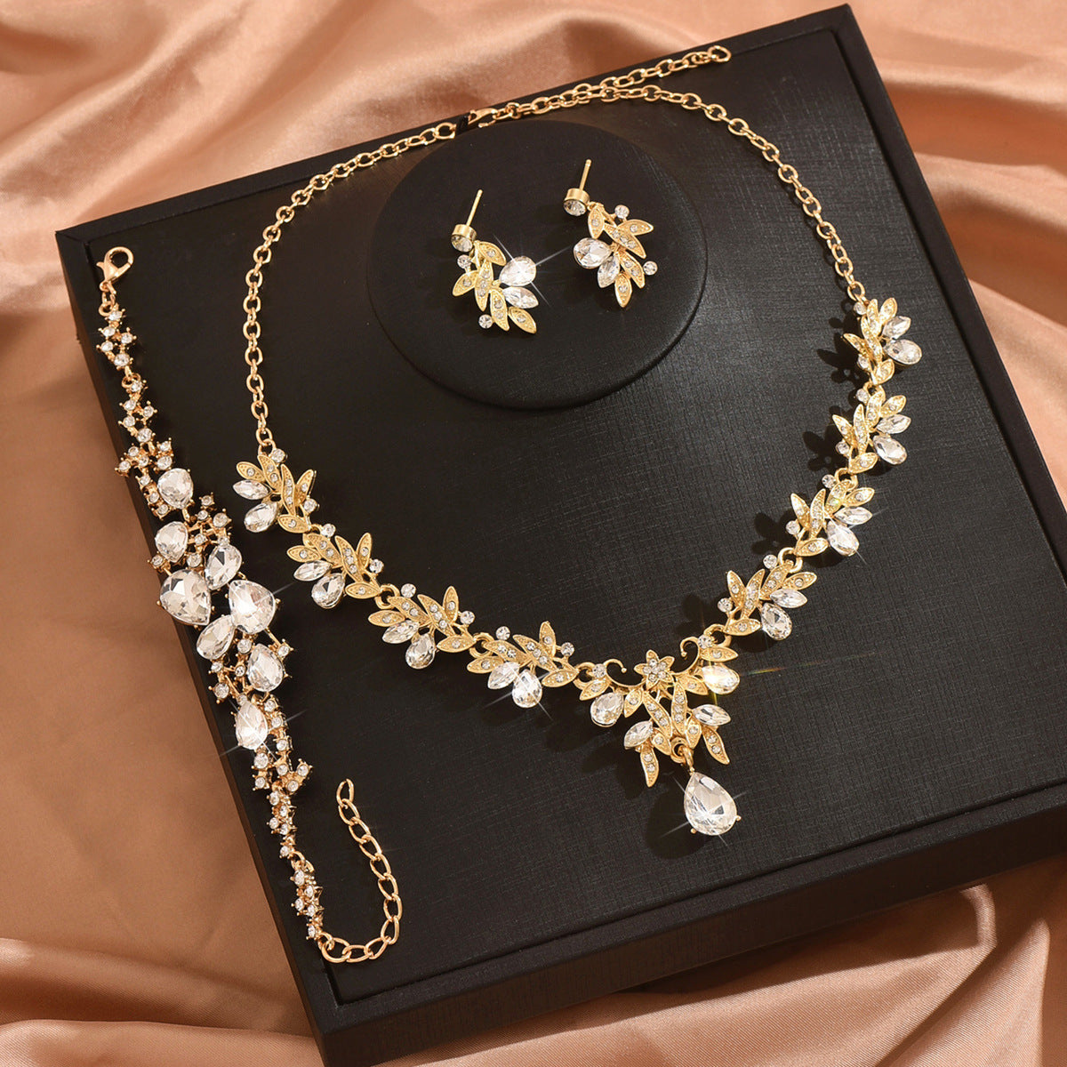 Women's Fresh Water Stringed Pearls Suite Joker Clavicle Chain Jewelry Set