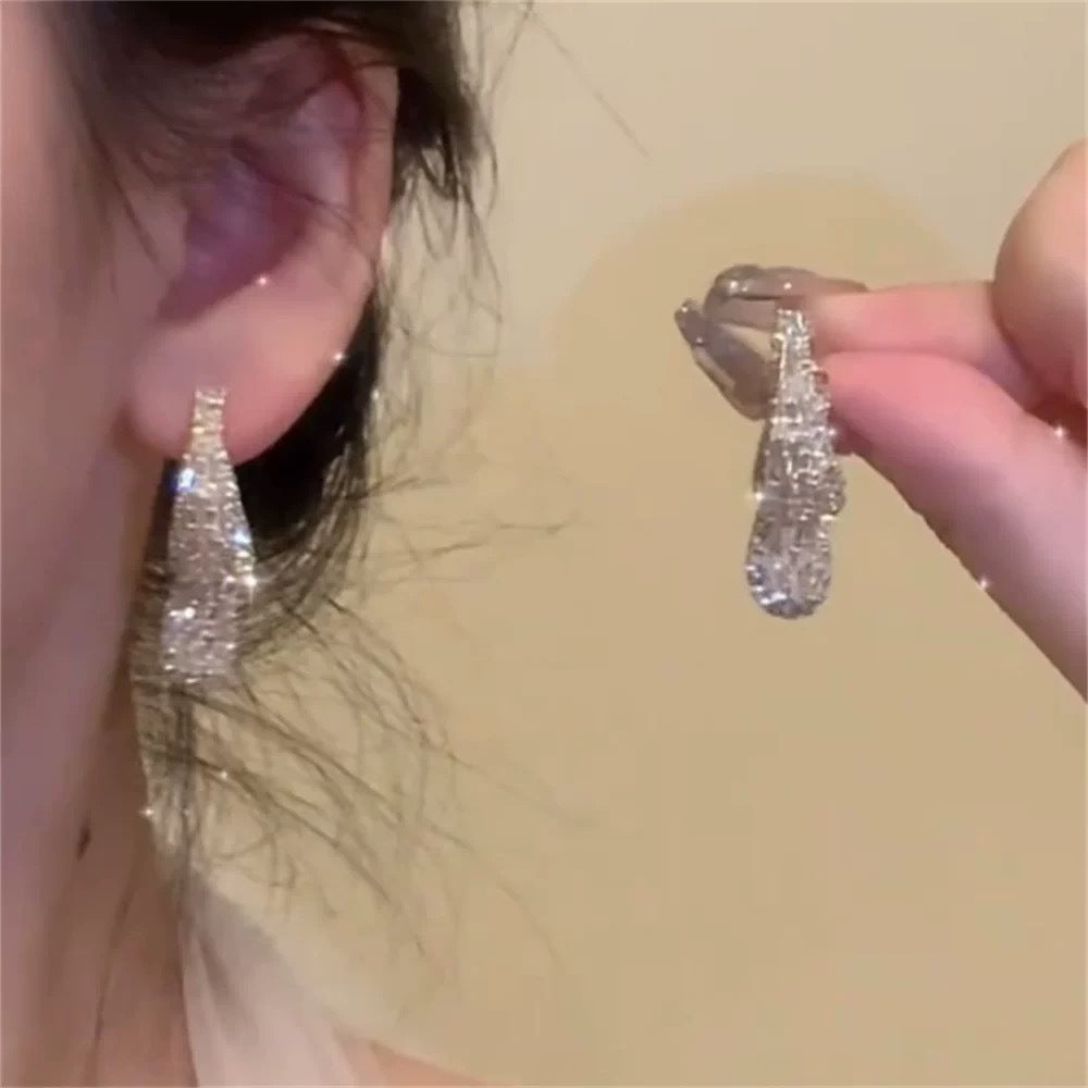 Women's Style Banquet Luxury Geometric Water Drop Light High-grade Party Earrings