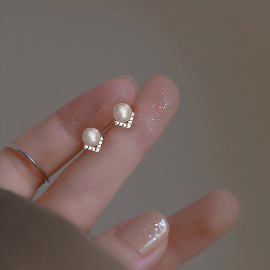 Women's V-shaped Imitation Pearl Exquisite Small Casual Zircon Stud Earrings