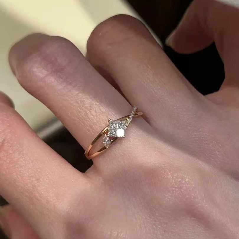 Women's Exquisite Fashion Diamond-shaped Personalized Flashing Light Ring