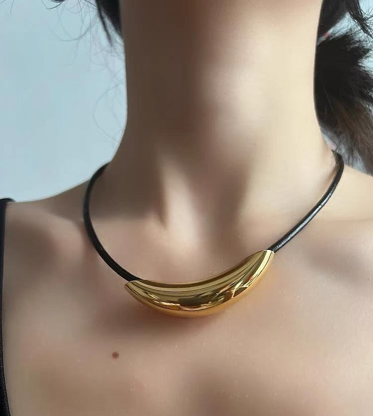 Women's Titanium Steel Simple Elegant Metal Light Column Collar