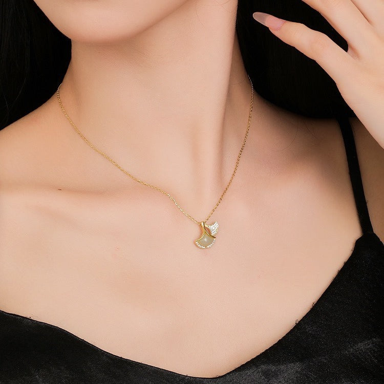 Women's Gold Ginkgo Leaf Fritillary Fashion Short Sense Light Necklaces