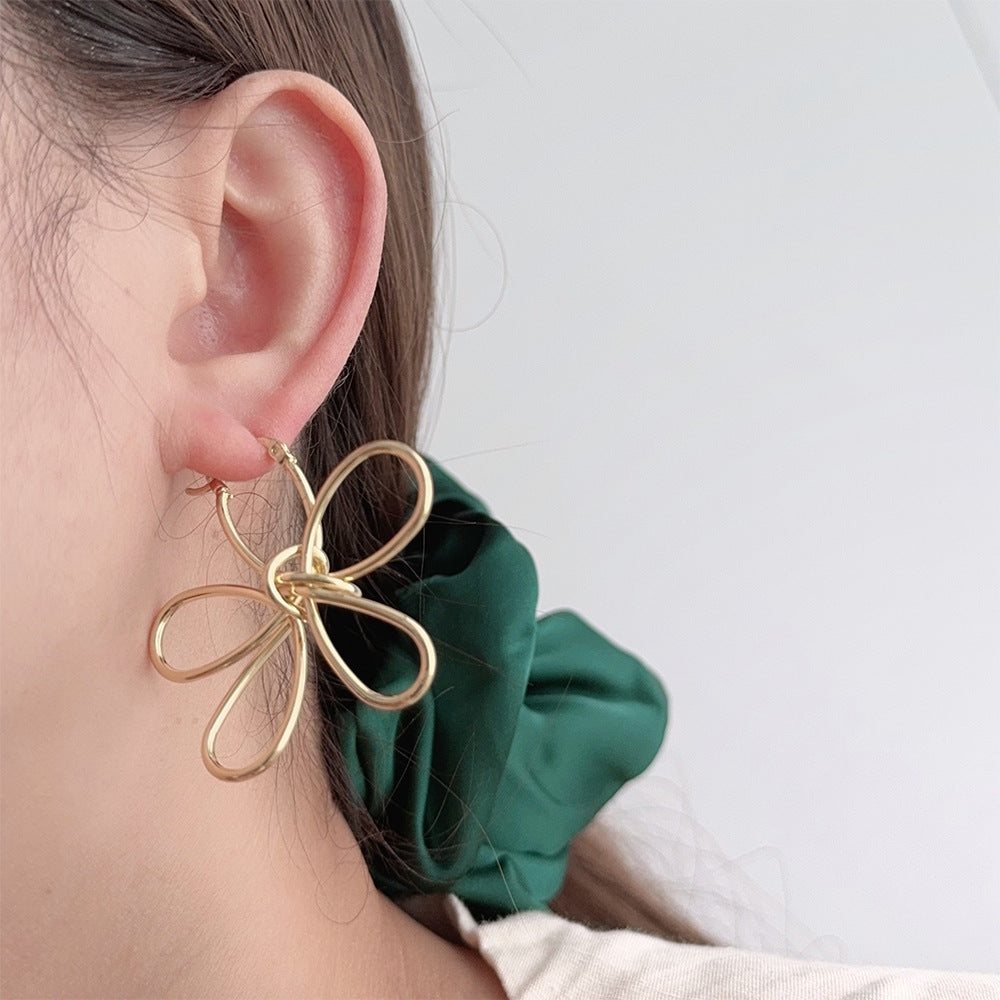 Retro Minimalist Metal Lines Flower Ear Fashion Sense Design Earrings