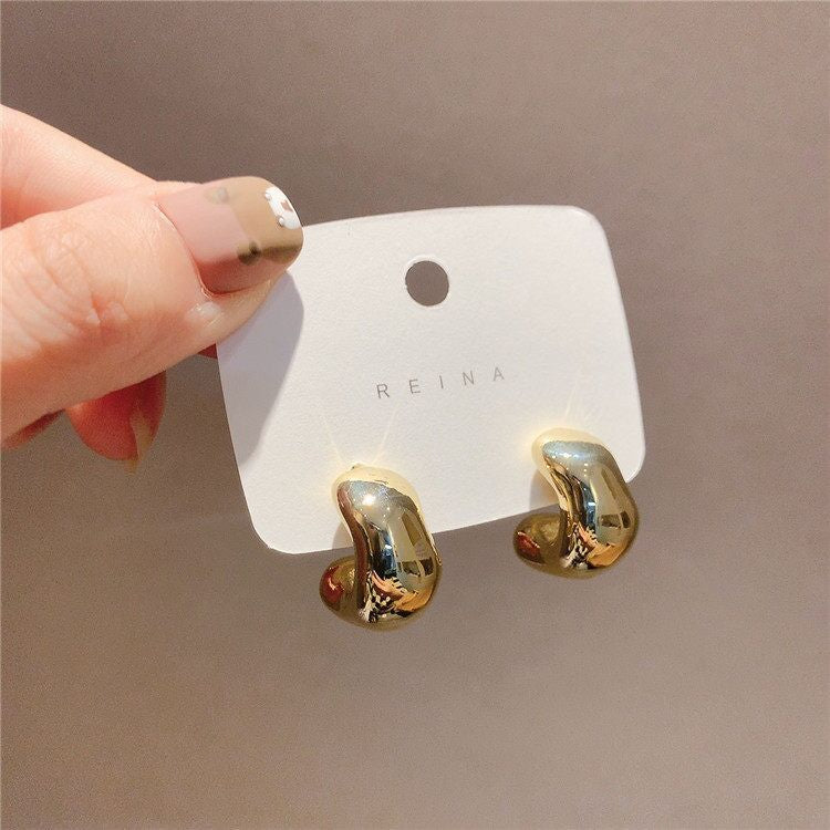 Women's Sier Needle Arc Metal Simple Temperament Commute Irregular Retro Stud Earrings