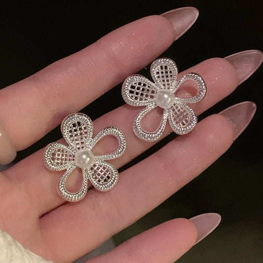 Women's Sier Flower Pearl High-grade Dignified Ear Stud Earrings