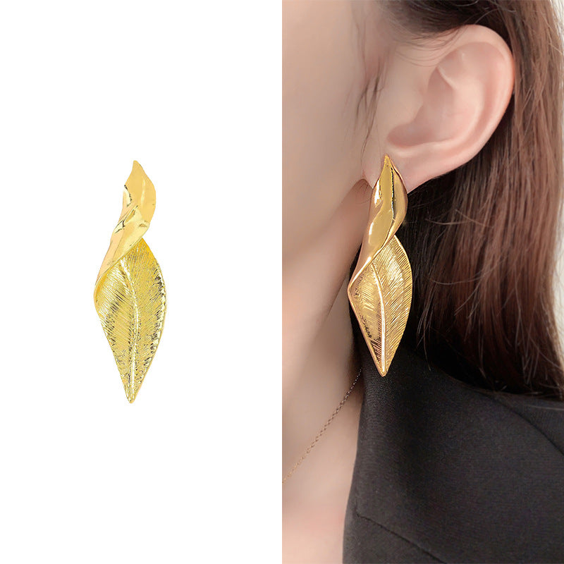 Women's Plated Gold Curved Leaf-shaped High-key Dignified Stud Earrings