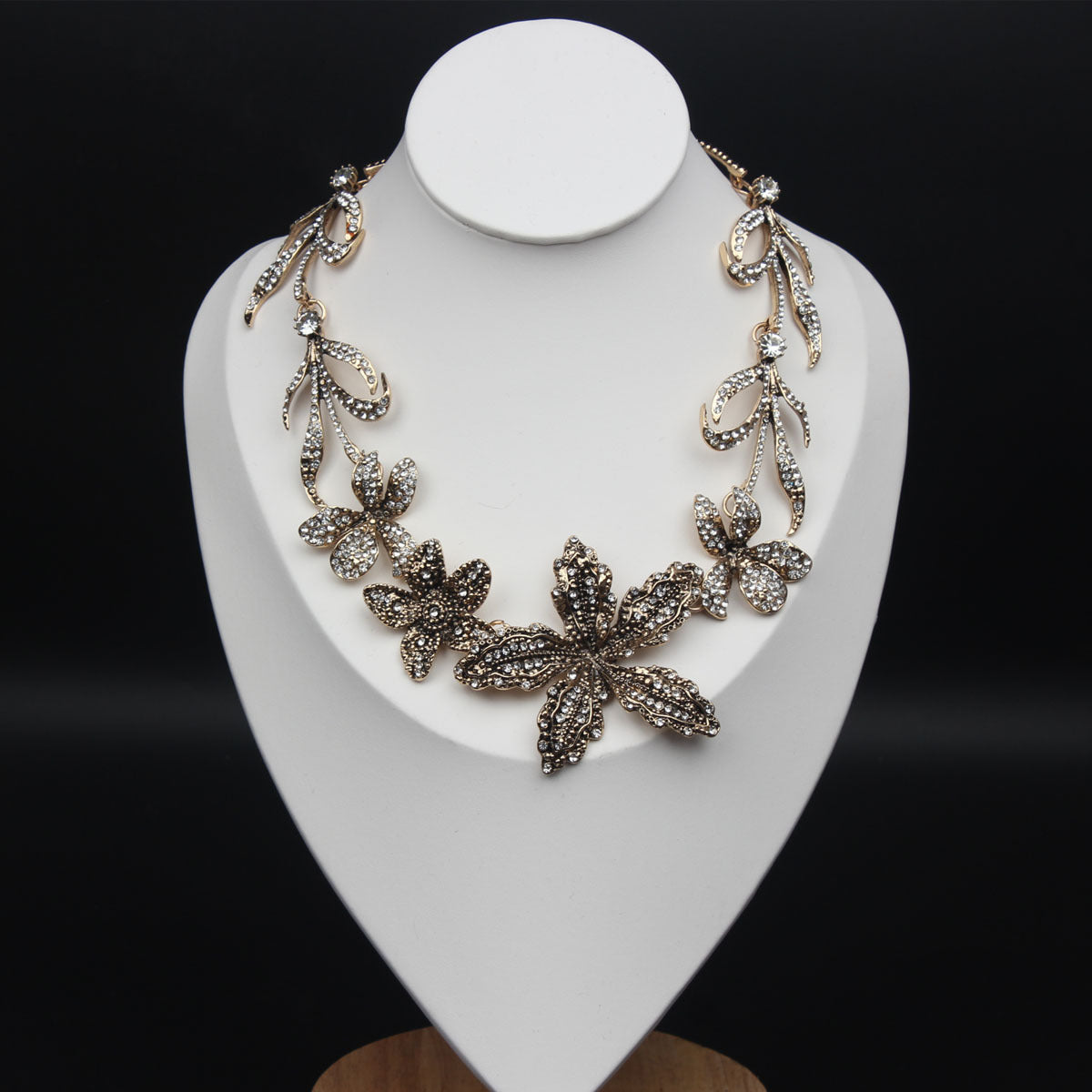 Women's Luxury High Sense Splendid Diamond Rhinestone Clavicle Flower Necklace