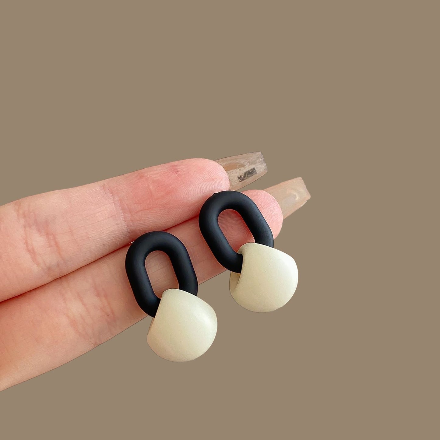 Women's Black White Ear Fashionable Temperament Hot Entry Lux Earrings