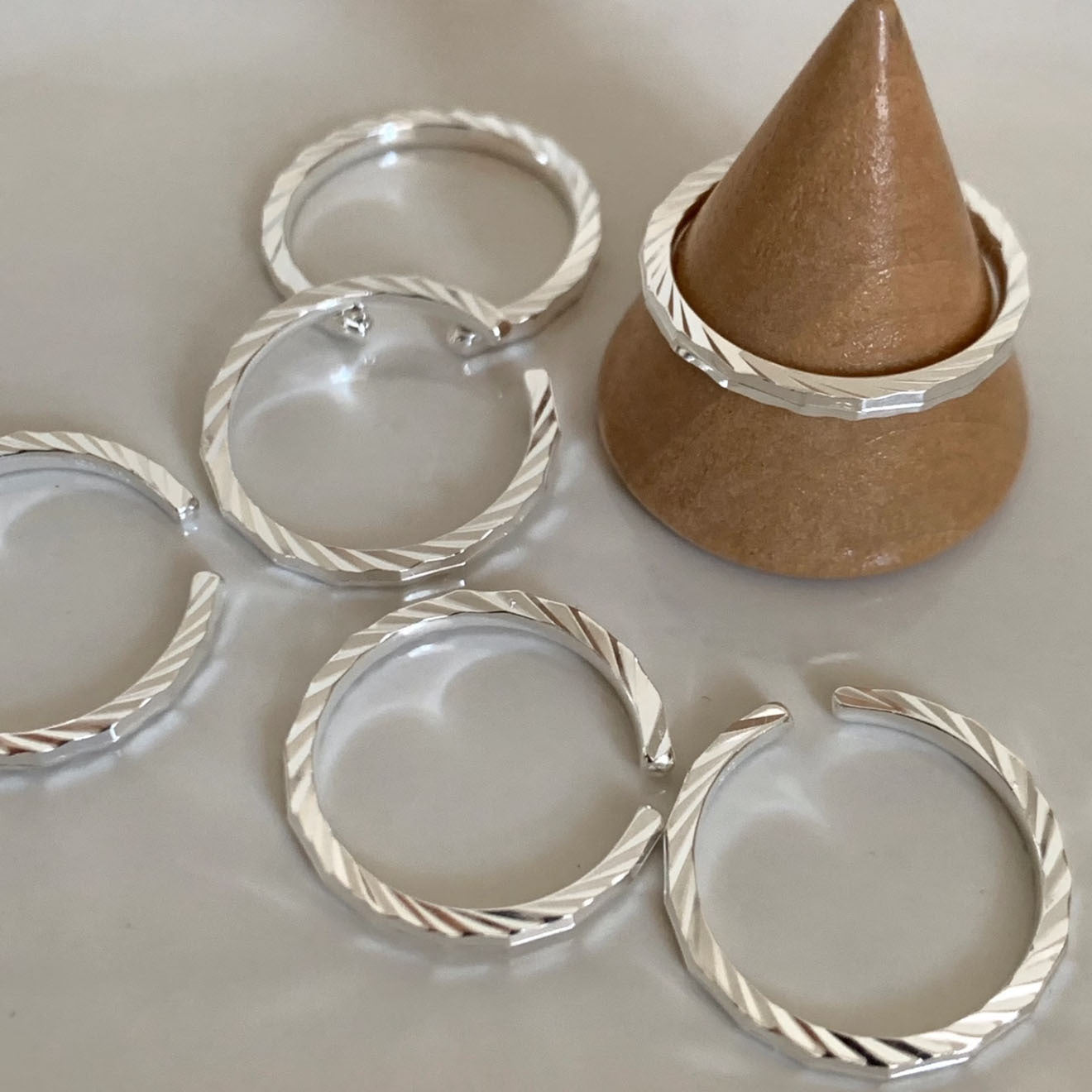 Women's Sier Irregular Carven Design Cut Fashion Simple Glossy Hammered Ring
