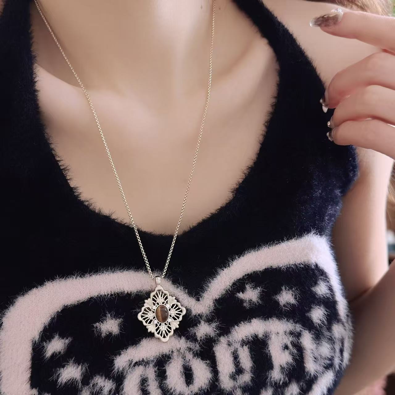 Hollow Female Niche Generous Long Retro Fashion Exquisite Entry Lux Necklace