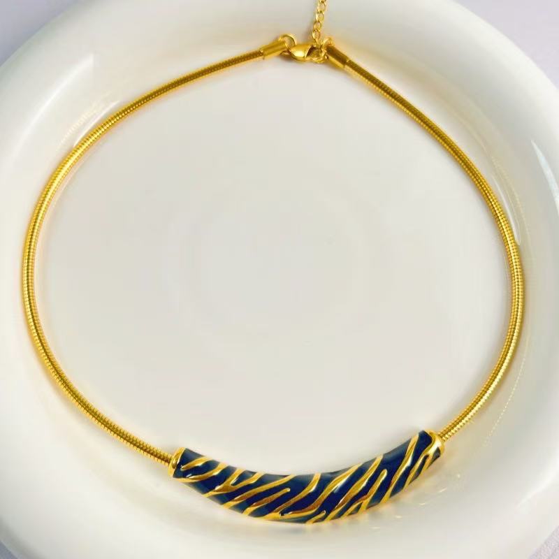 Women's Titanium Steel Simple Elegant Metal Light Column Collar