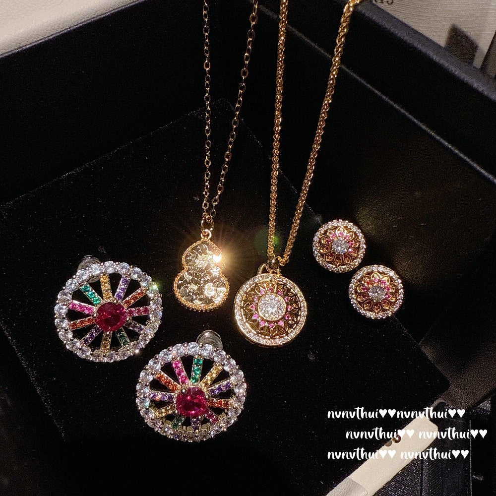 Ancient Golden Carved Rose Window Chain Necklaces