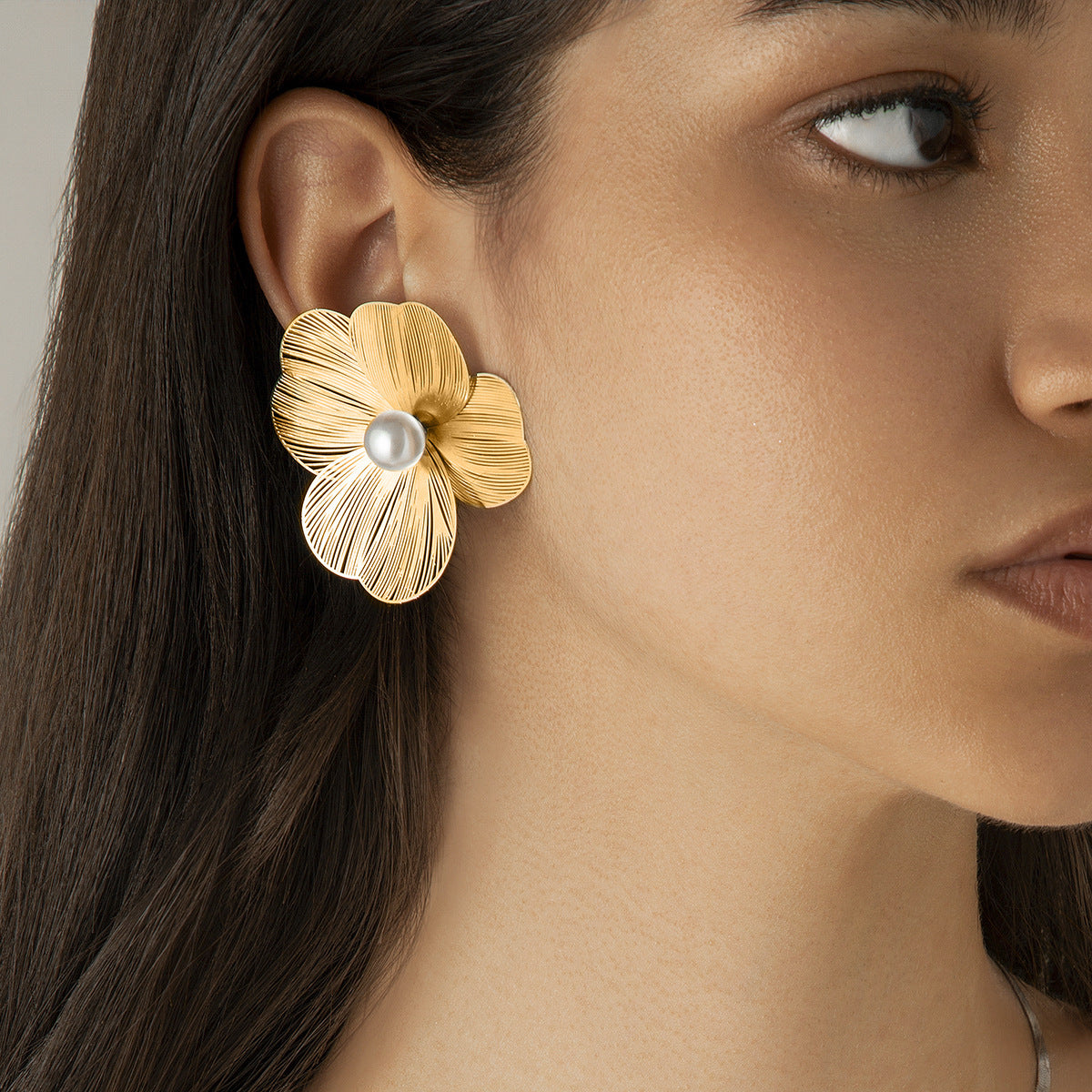 Three-dimensional Ginkgo Leaf Versatile Ladies Sweet Cool Metal Brushed Flower Collar