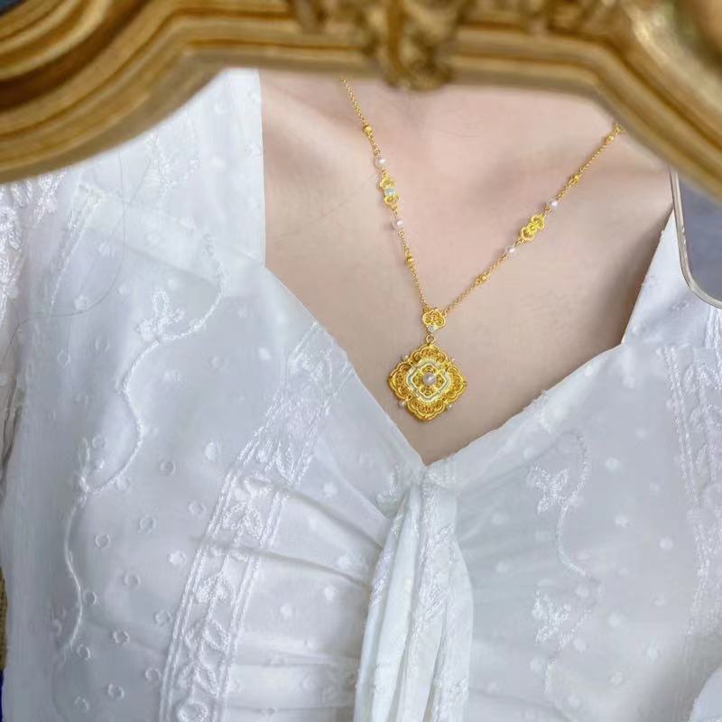 Women's Retro High-grade Light Luxury Temperament Exquisite Clavicle Necklaces