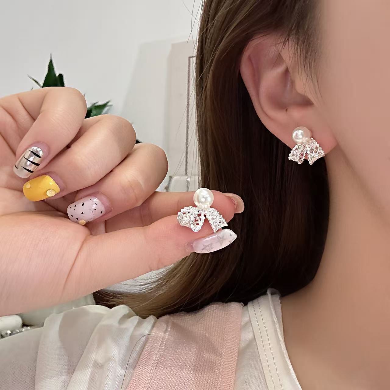 Hollow Bow Pearl Female Fashion High Sense Bud Stud Earrings