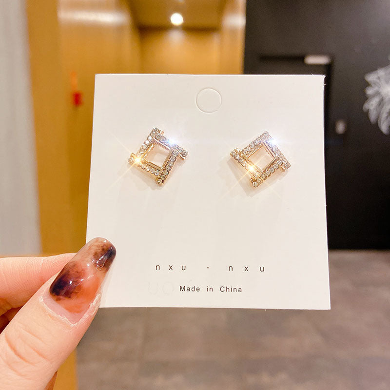 Light Luxury High-grade Female Fashion Retro Stud Earrings