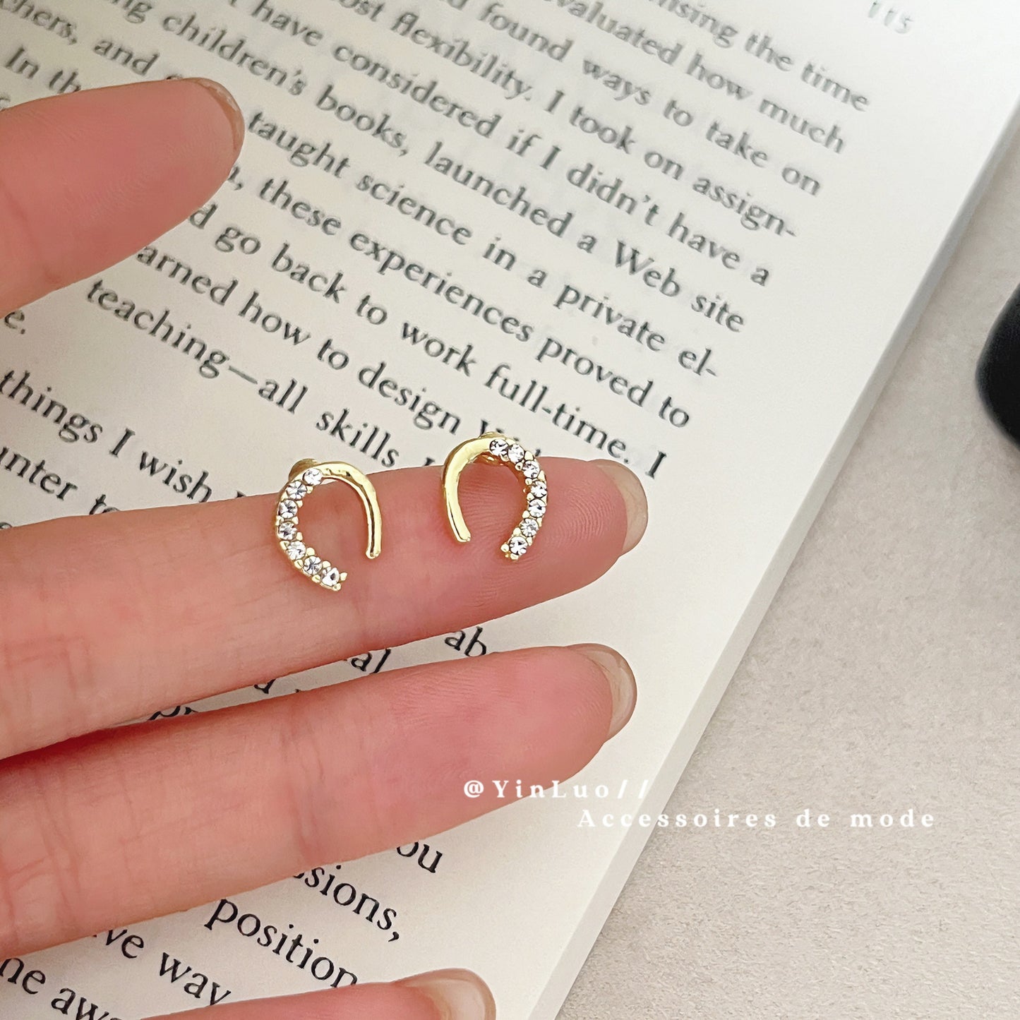 Exquisite Small U-shaped Horseshoe Simple Graceful Earrings