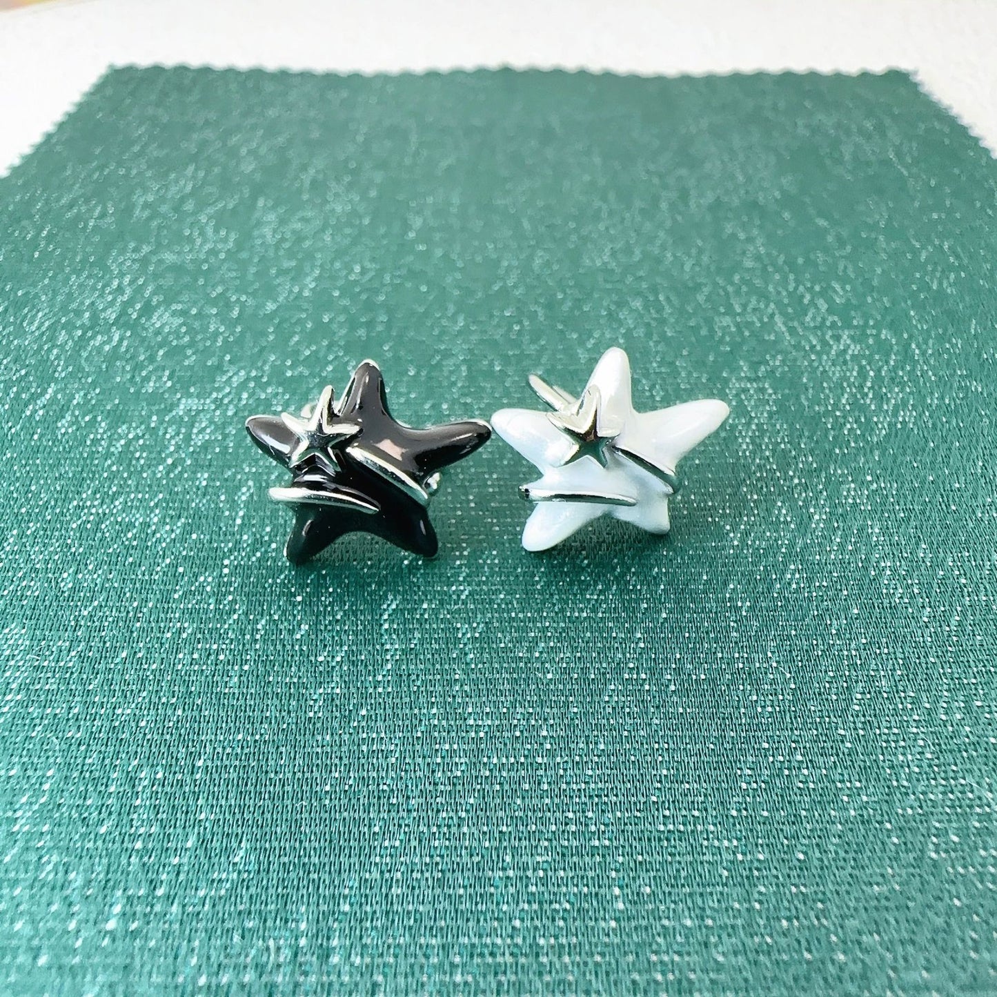 Dripping Oil Black White Two-color Surround Five-pointed Stud Earrings