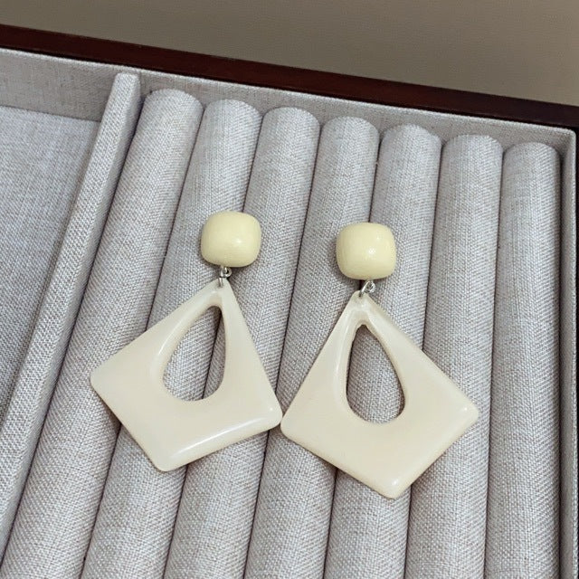 Style White Retro French Palace Milky Exaggerated High-grade Earless Earrings