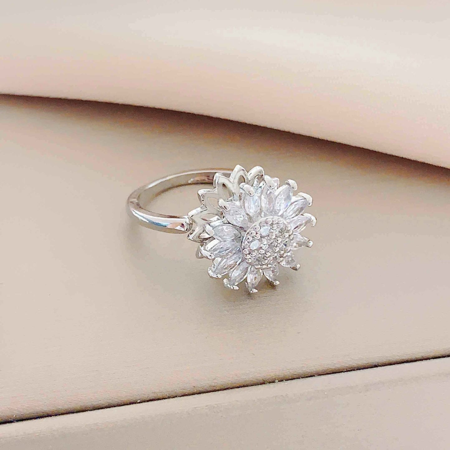 Women's Trendy Summer Rotating Sunflower High-grade Necklaces