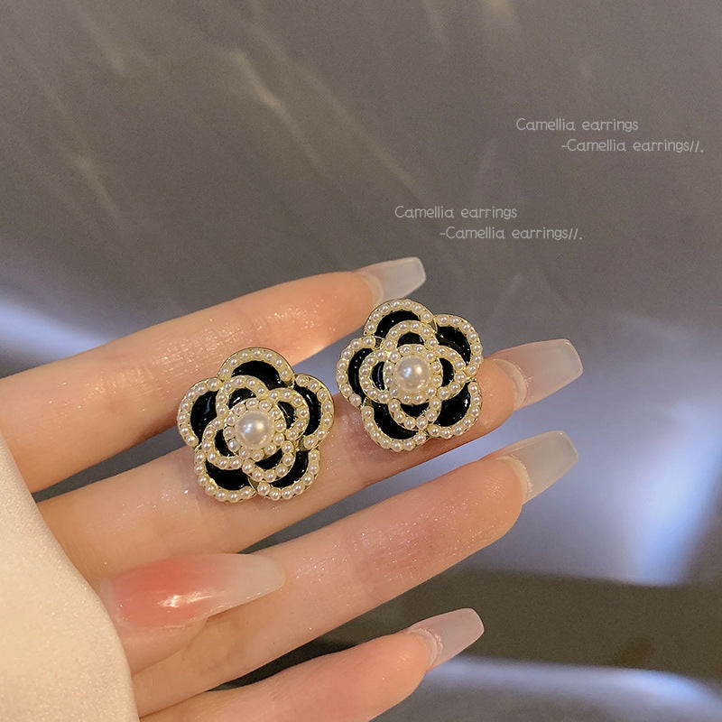 Women's Black White Ear Fashionable Temperament Hot Entry Lux Earrings