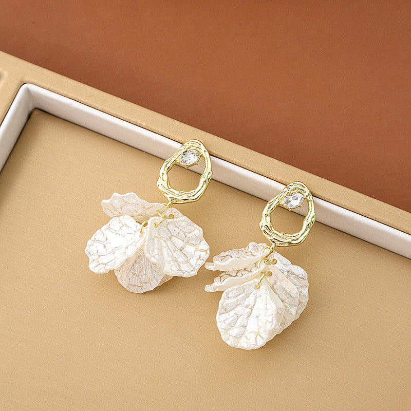 Women's Sweet Elegant Flowers Niche Design White Crack Light Luxury High-grade Rings