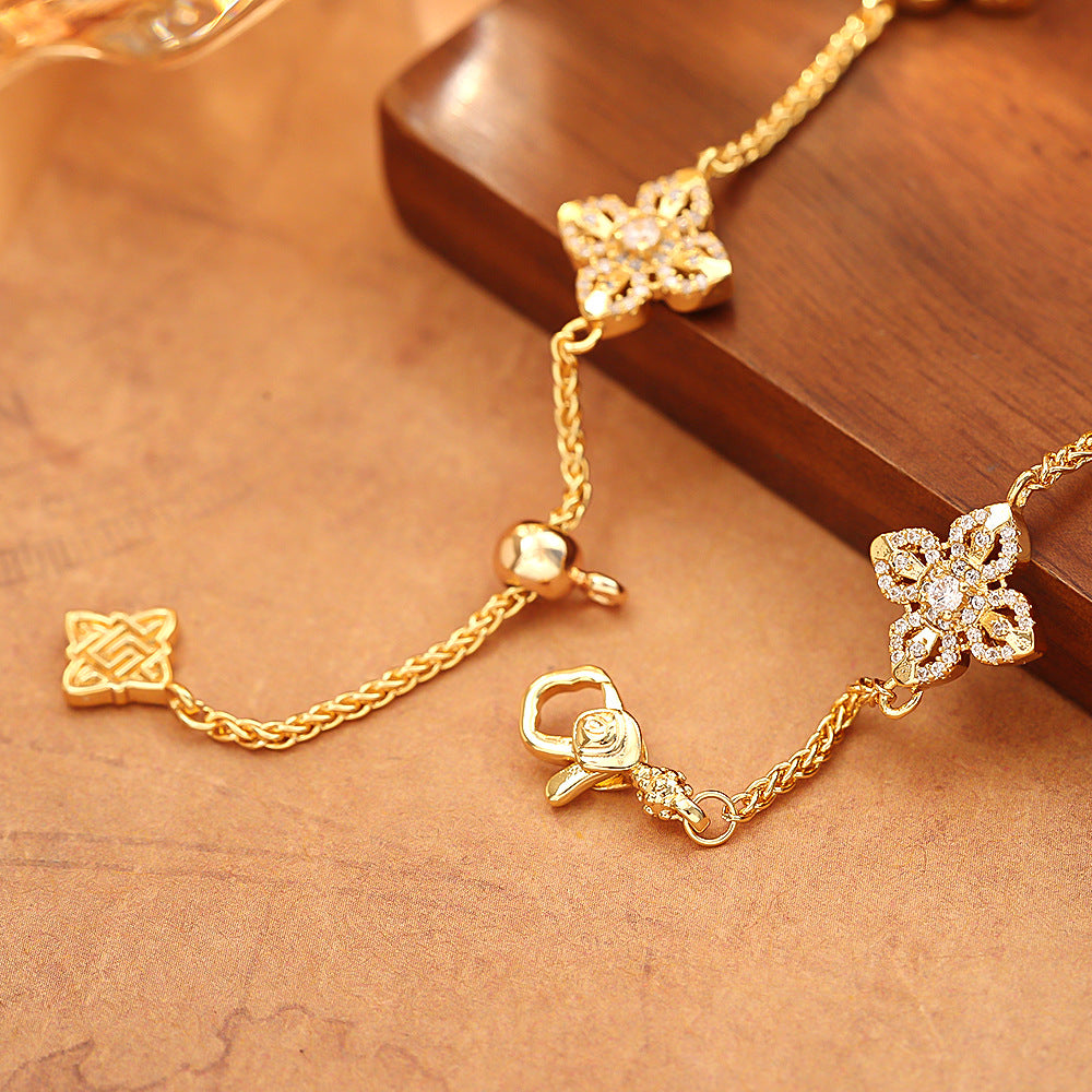 Women's Classic Style Super Flash Zircon Clover Light Luxury Bracelet