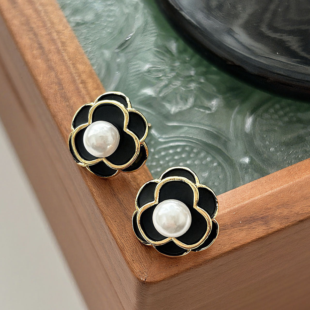 Women's Light Luxury Pearl French Retro High Stud Earrings
