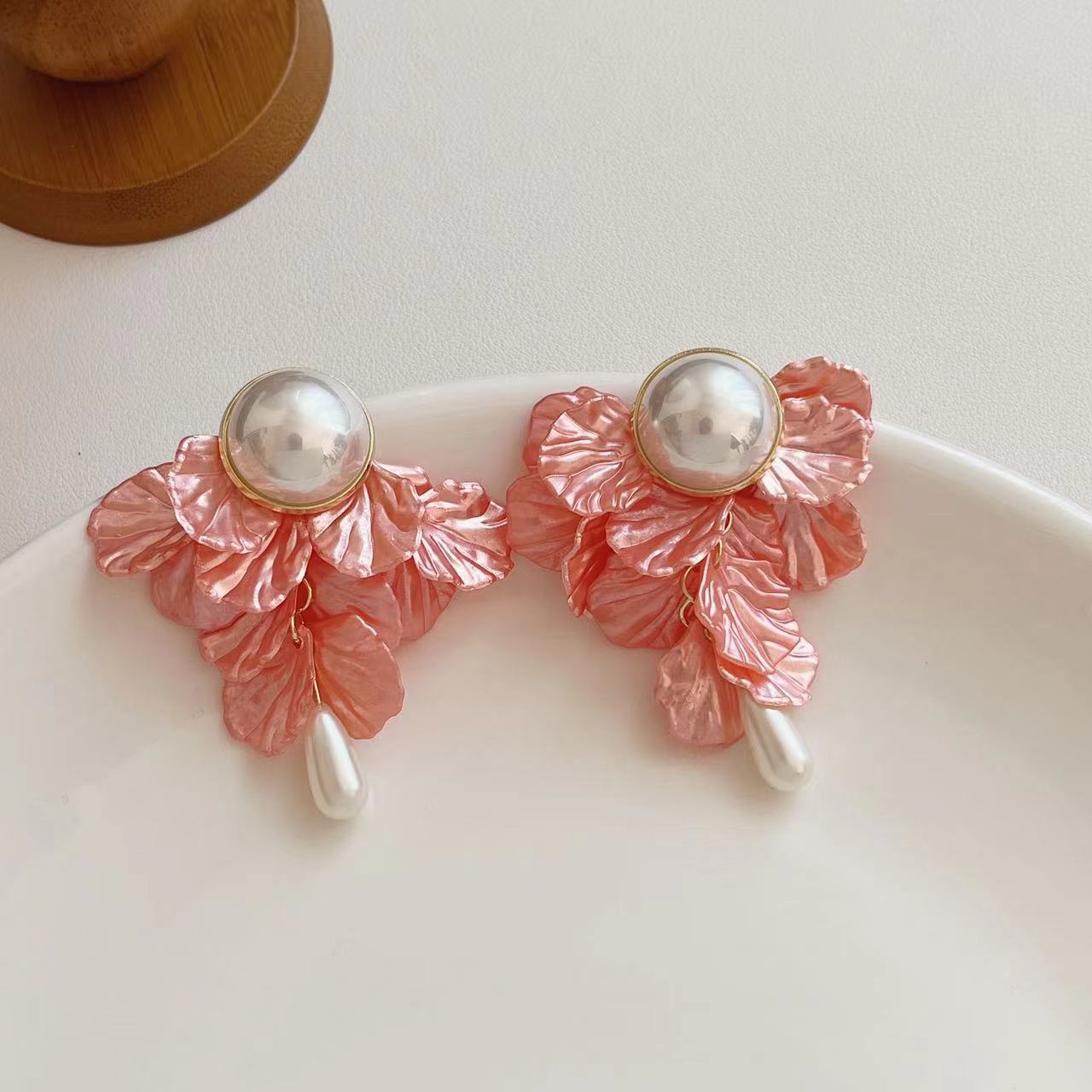 White Flower Tassel Long High-grade Pearl Shell Earrings