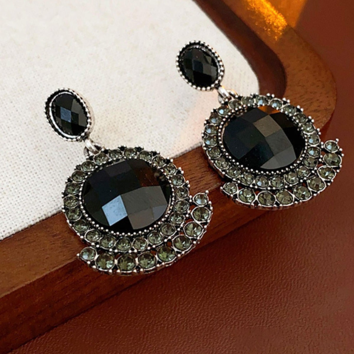 Sier Black Round French Elegance Light Luxury Stud Earrings