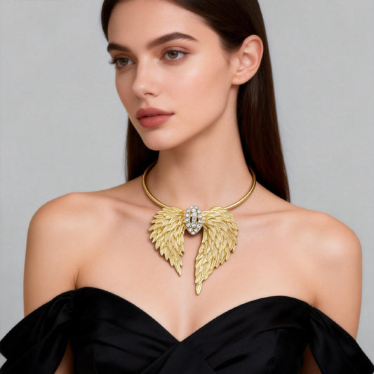 Retro Diamonds Angel Wings Textured Fashionable Temperament High-grade Clavicle Collar