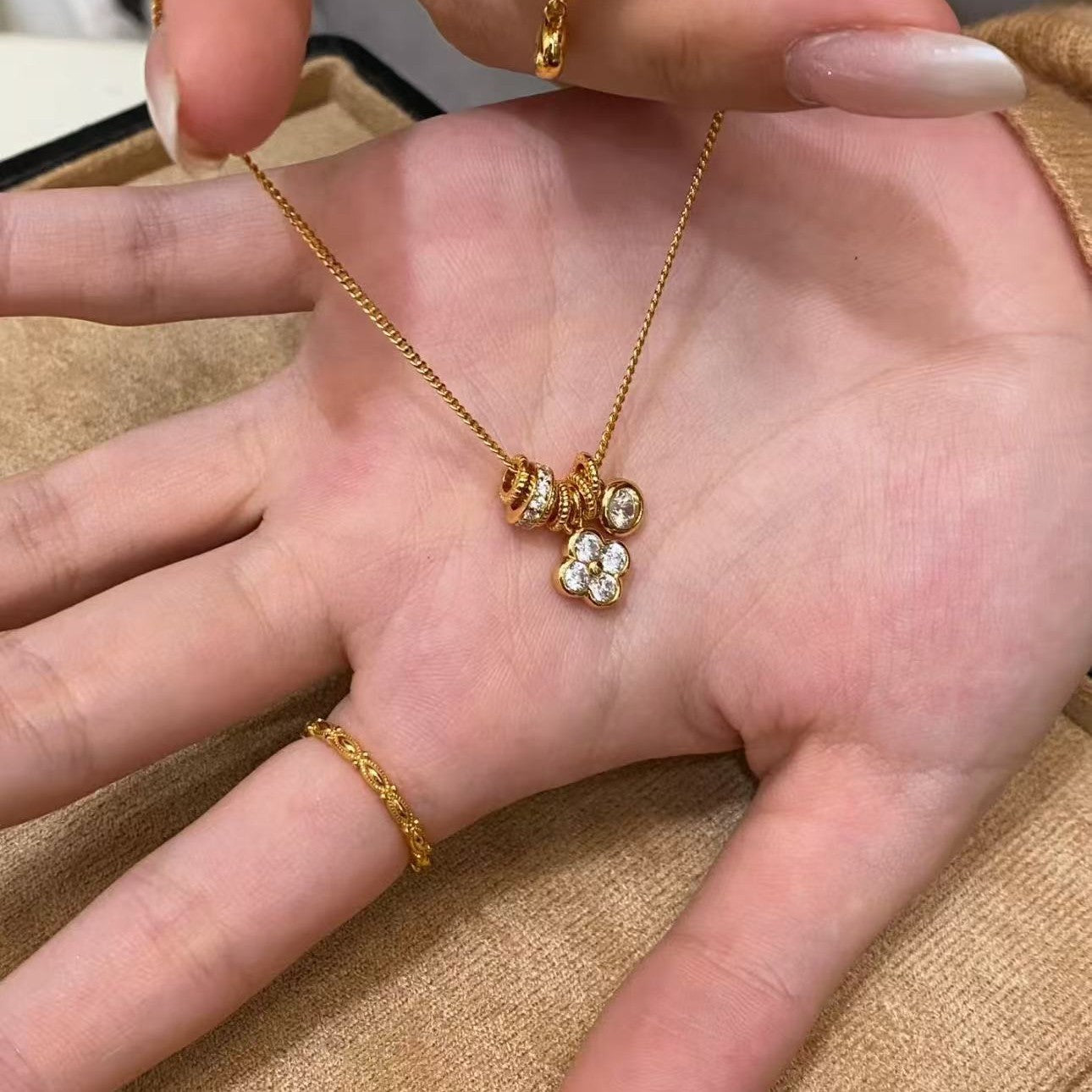 Flexible Four-leaf Flower Clavicle Chain French Entry Lux Vintage Necklaces