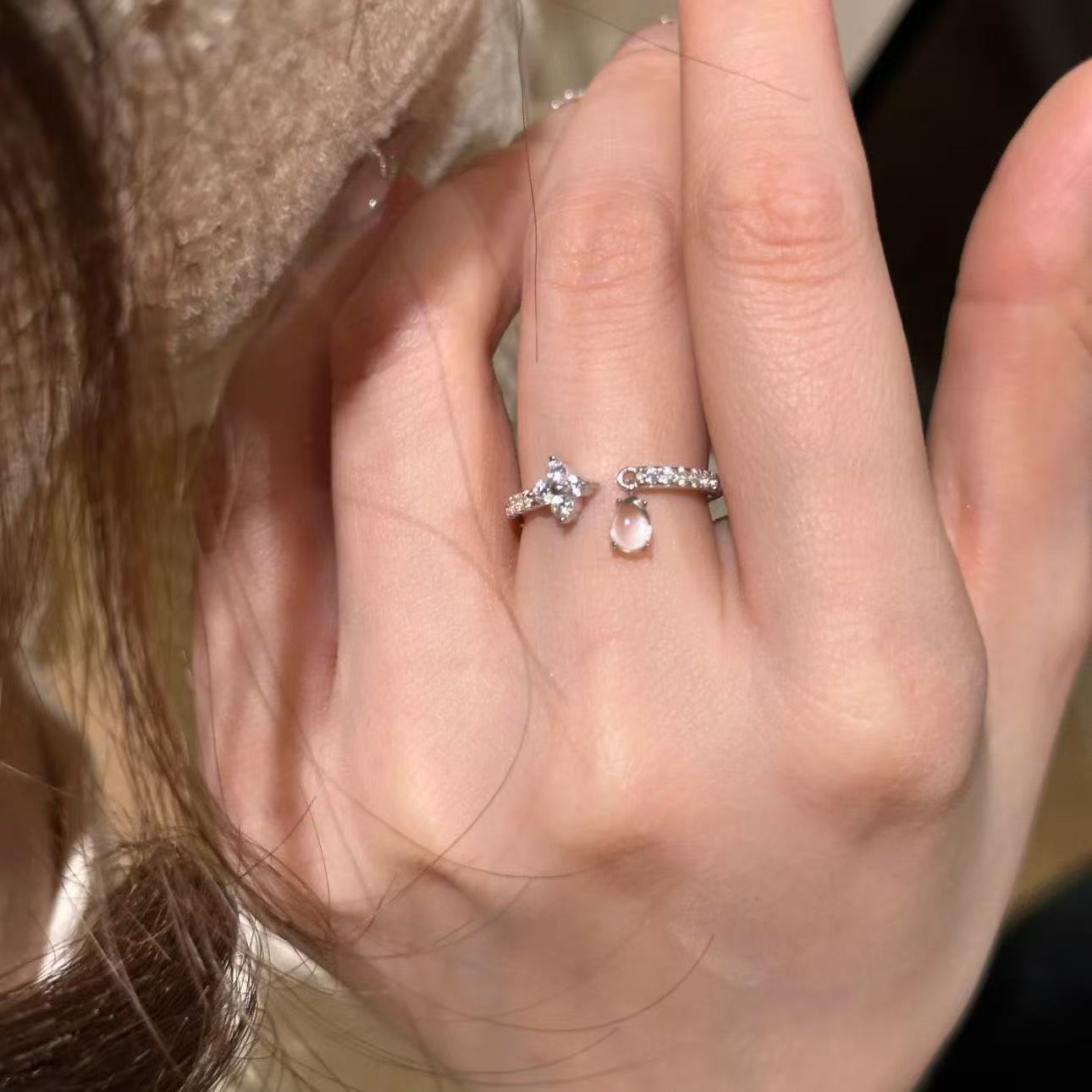 Wild Four-leaf Flower Rhinestone Water Drop Light Luxury Ring