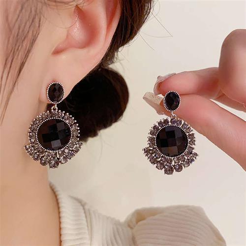 Sier Black Round French Elegance Light Luxury Stud Earrings