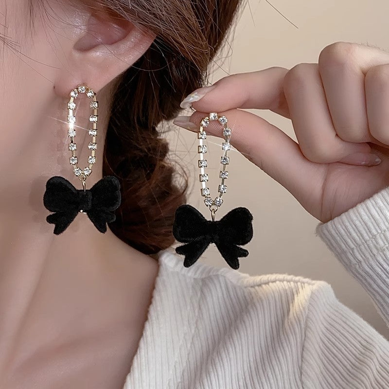 Women's Black White Ear Fashionable Temperament Hot Entry Lux Earrings