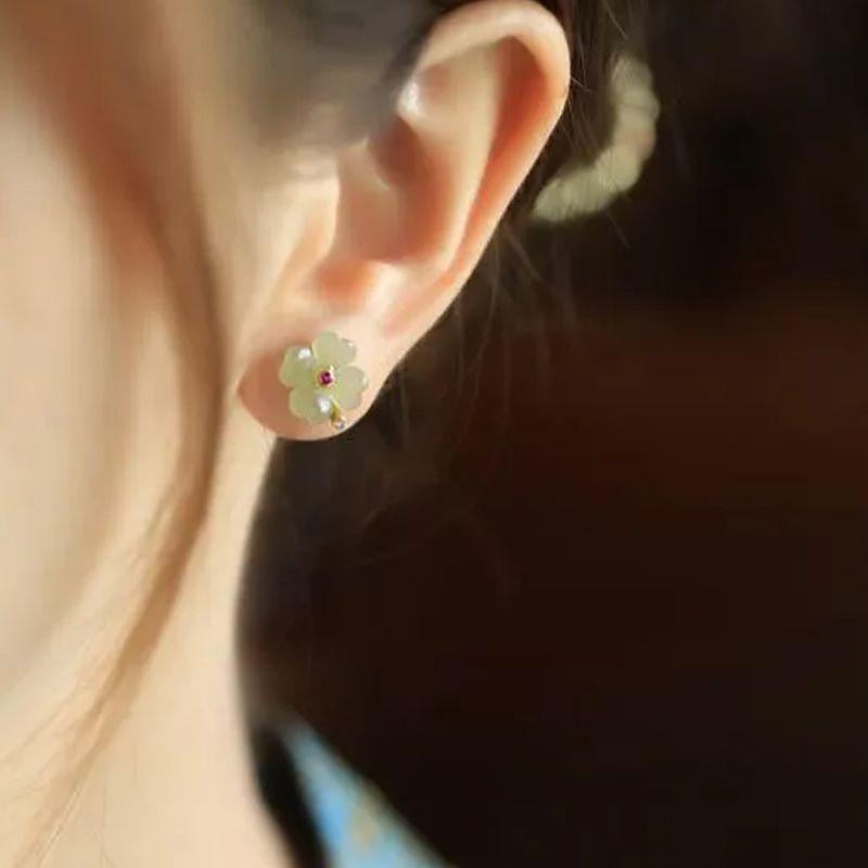 Women's Elegant Green Grass High-grade Flower Ancient Style Light Luxury Birthday Stud Earrings