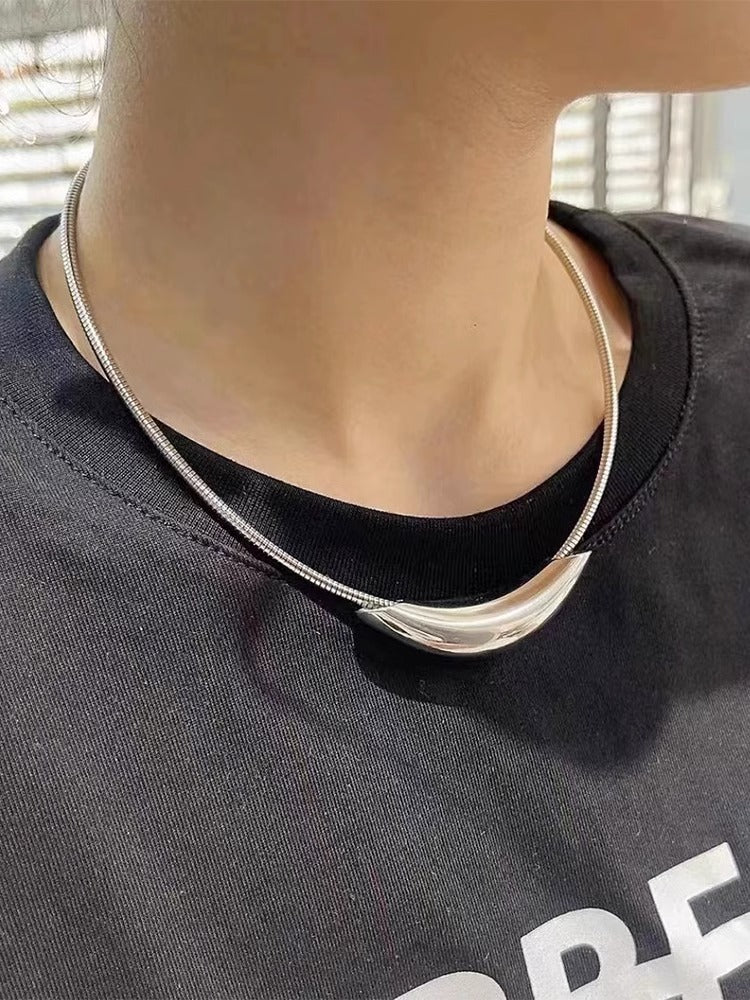 Women's Titanium Steel Simple Elegant Metal Light Column Collar