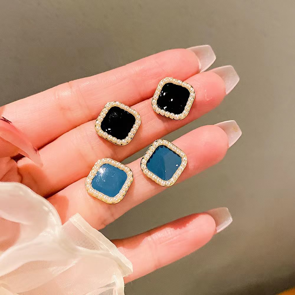 Women's Pearl Classic Style Square Simple Temperamental Stud Earrings