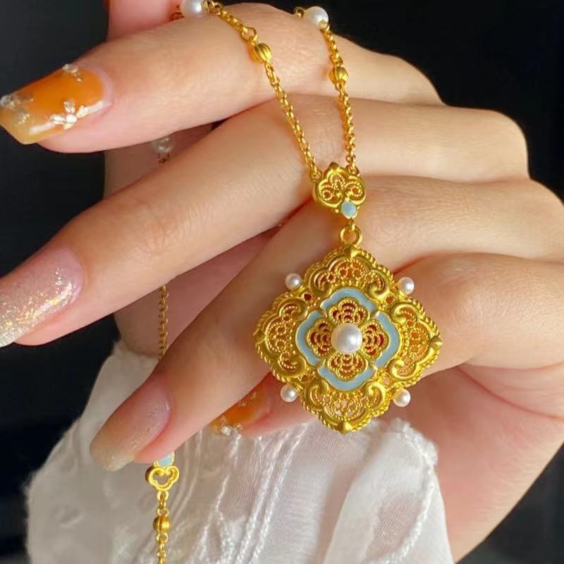 Women's Retro High-grade Light Luxury Temperament Exquisite Clavicle Necklaces