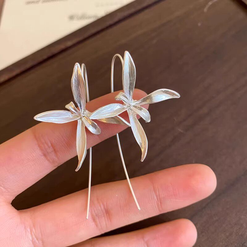 Women's Flower-de-luce Flower Exquisite Light Luxury Design Ear Hook