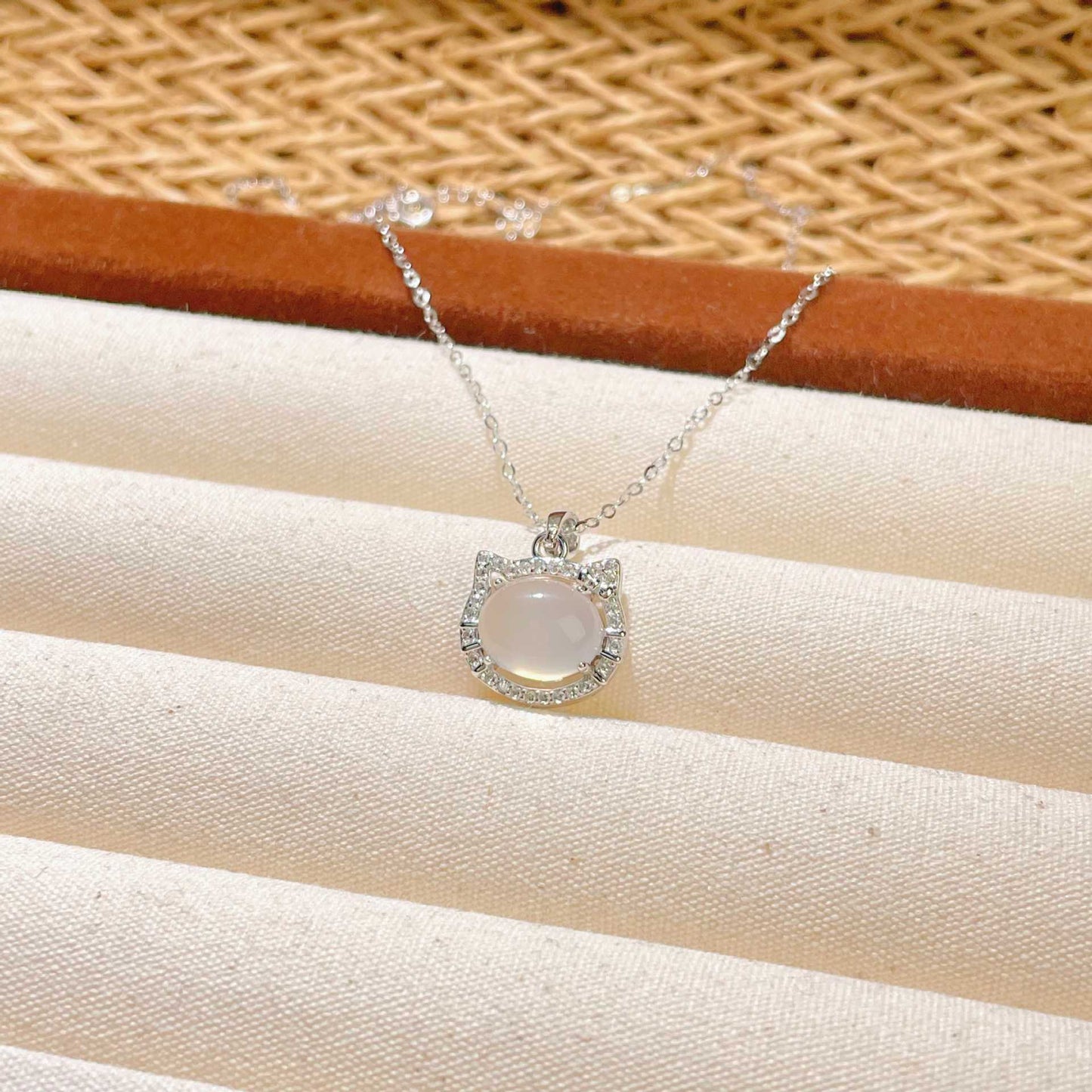 Sier Inlaid Natural Chalcedony Cat Female Chinese Zircon Clavicle Necklace