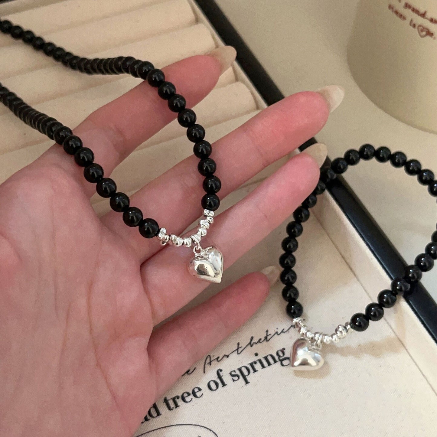 Light Luxury High-grade Black Beaded Love Niche Elegant Retro Design Necklaces