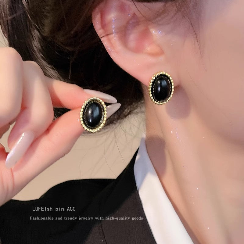 Women's Black White Ear Fashionable Temperament Hot Entry Lux Earrings