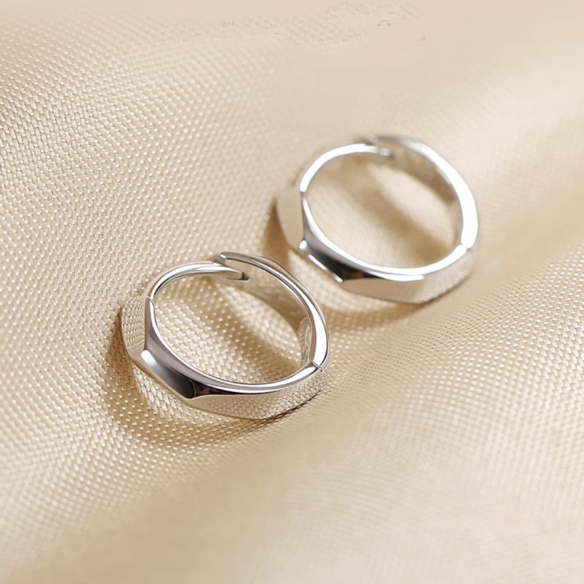 Women's Your Solid Round Ear Clip High-grade Bracelets