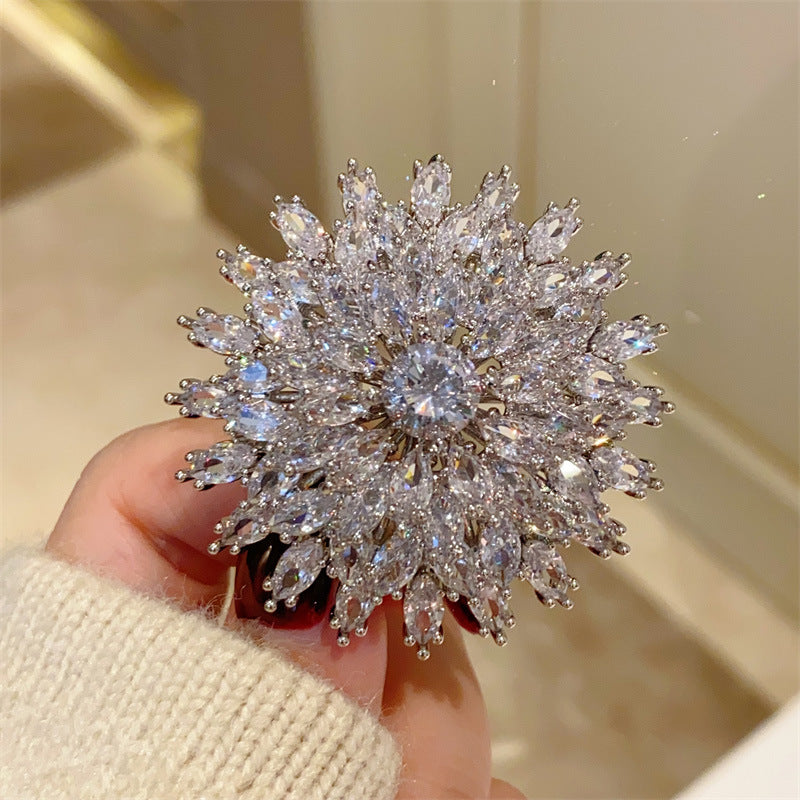 Women's Mac Oversized Exaggerating Three-dimensional Zircon Snowflake Brooch Brooches