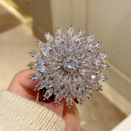 Women's Mac Oversized Exaggerating Three-dimensional Zircon Snowflake Brooch Brooches