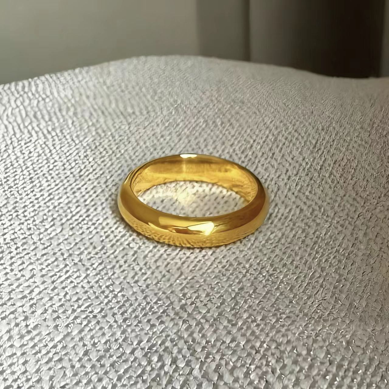 High-grade Loach Back Bright Surface Simple Titanium Steel Couple Can't Ring