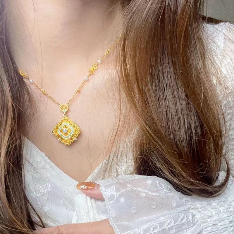 Women's Retro High-grade Light Luxury Temperament Exquisite Clavicle Necklaces